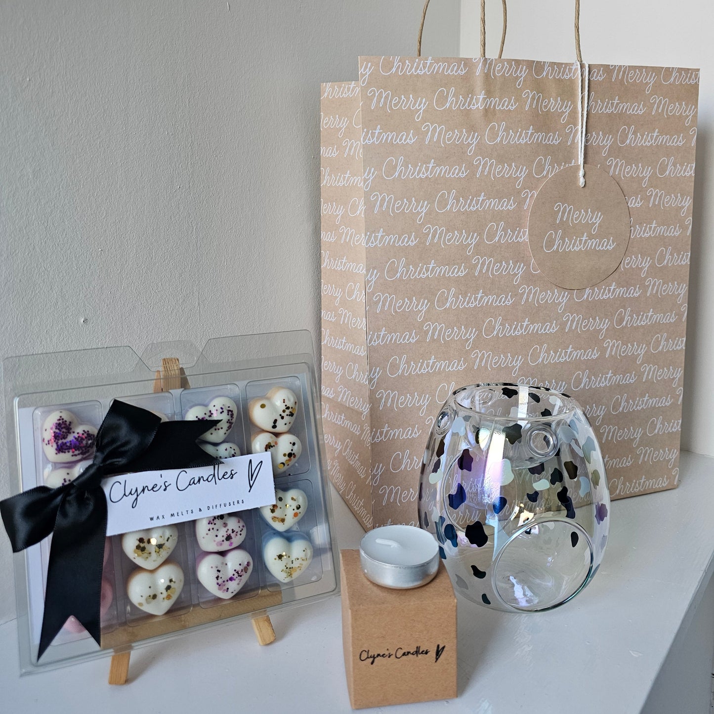 Christmas gift bag with glass wax melt burner, heart tray of scented wax melts, and four tea lights – handmade by Clyne’s Candles in Kirriemuir.