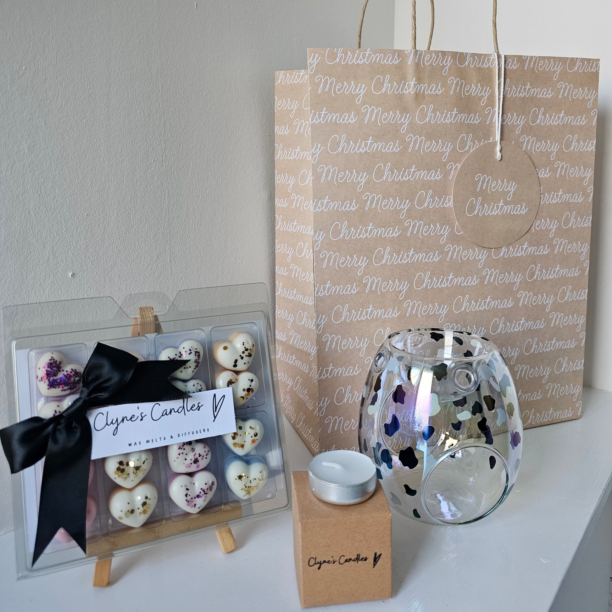 Christmas gift bag with glass wax melt burner, heart tray of scented wax melts, and four tea lights – handmade by Clyne’s Candles in Kirriemuir.