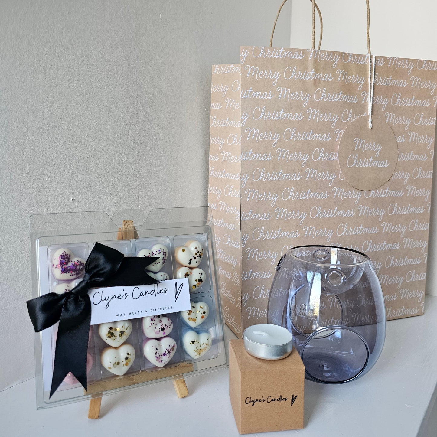 Christmas gift bag with glass wax melt burner, heart tray of scented wax melts, and four tea lights – handmade by Clyne’s Candles in Kirriemuir.