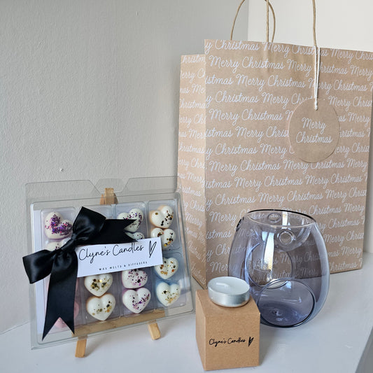 Christmas gift bag with glass wax melt burner, heart tray of scented wax melts, and four tea lights – handmade by Clyne’s Candles in Kirriemuir.