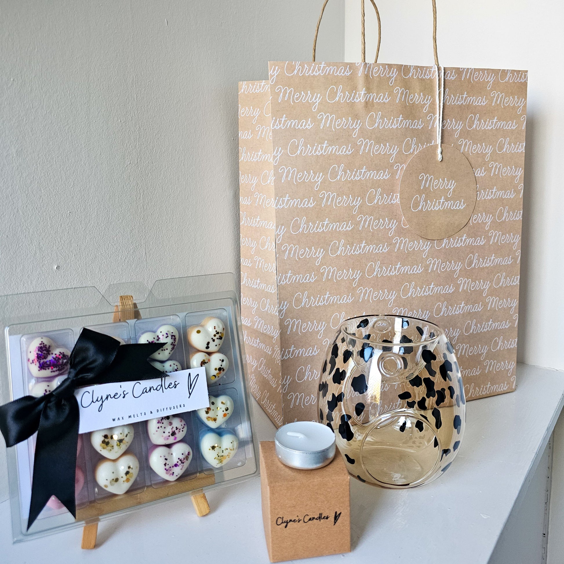 Christmas gift bag with glass wax melt burner, heart tray of scented wax melts, and four tea lights – handmade by Clyne’s Candles in Kirriemuir.