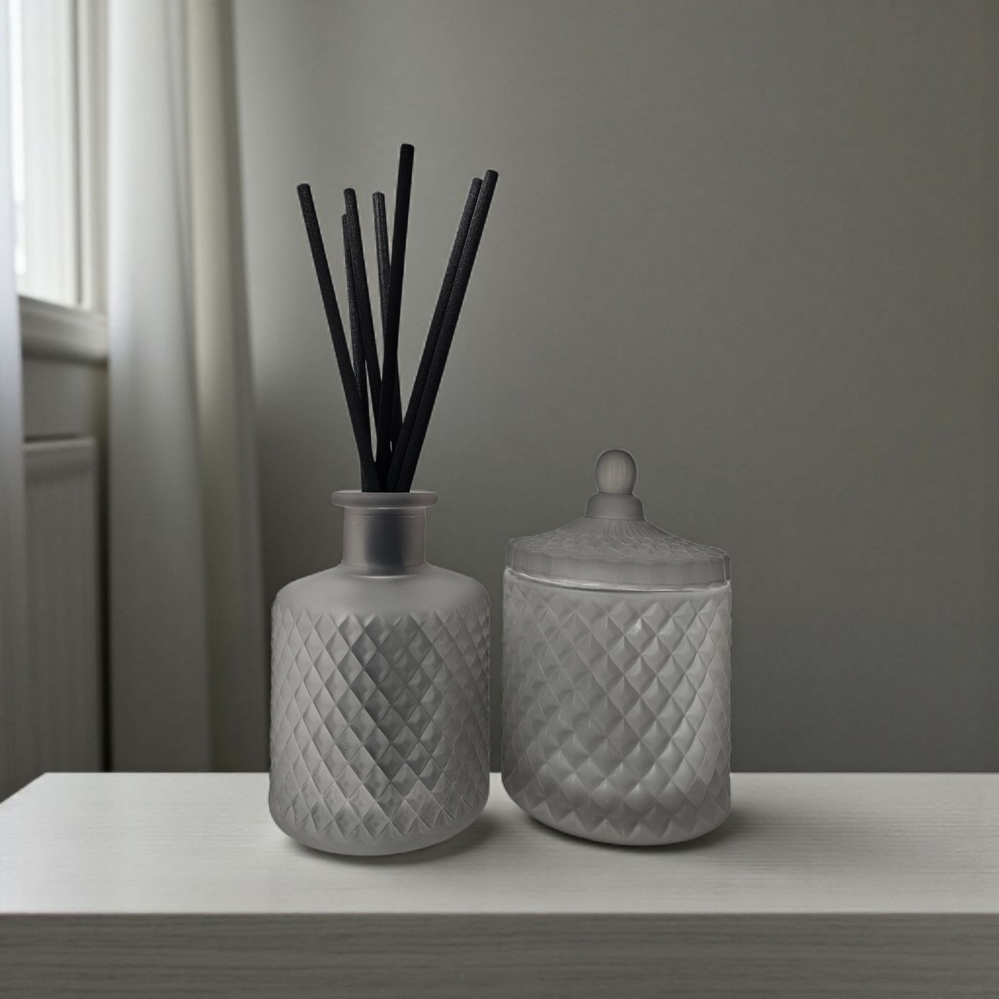 Grey geo candle and diffuser set from Clyne’s Candles, includes 200ml refillable soy candle and matching diffuser in a stylish grey finish.