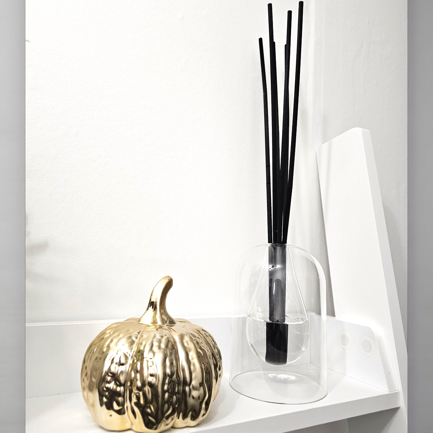 Luxury double-walled glass dome reed diffuser with teardrop centre, filled with scented oil and 40 cm fibre reeds, handmade in Kirriemuir by Clyne’s Candles.